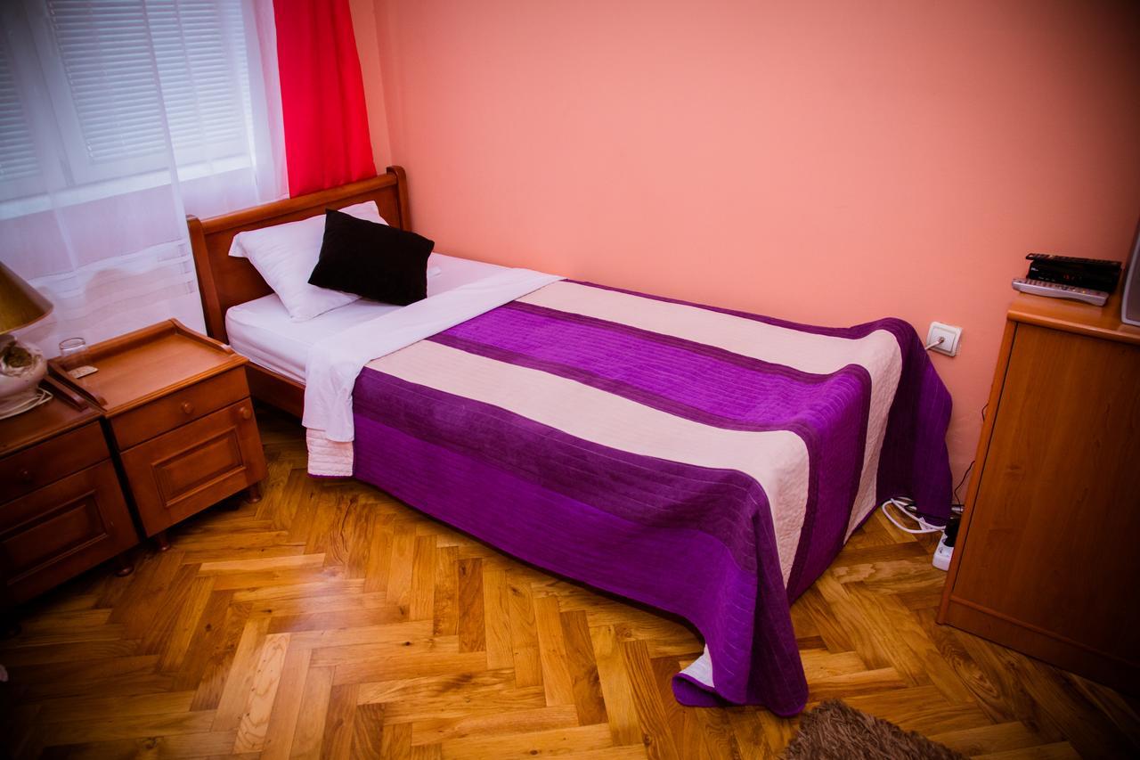 Vila Ile De France Novi Sad Buitenkant foto